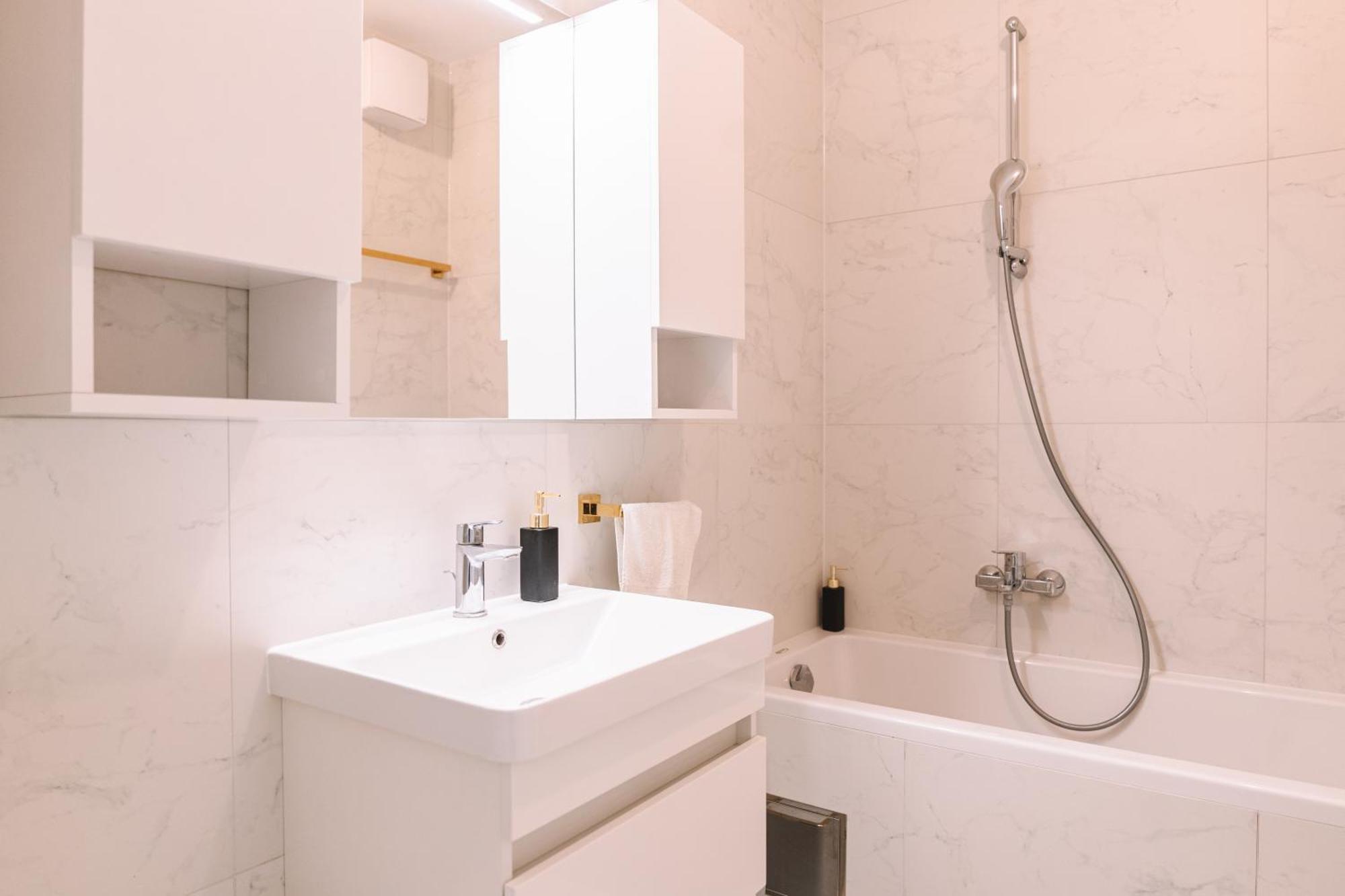 Flexible Selfcheckins 66 - - Loggia - 80m2 - New - Luxury - Garage - 2 Bedrooms Apartment *